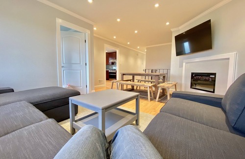 Serramonte House | New renovation 7bd/3ba whole house -Deck Views!