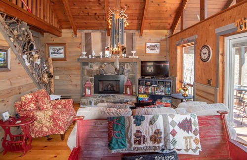 West Jefferson Cabin | NEW RENTAL On the New River! Fire pit - Pool Table - Minutes to West Jefferson