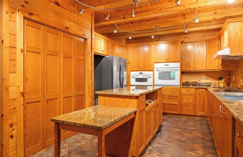 Mineral House | NEW RENTAL! Tranquil lake-front log home on Lake Anna w/hot tub, fire pit