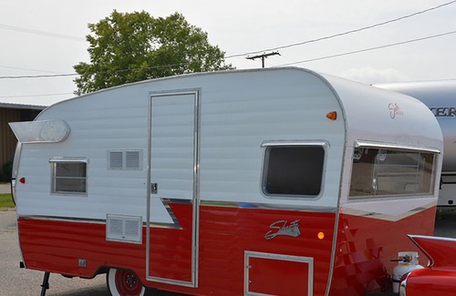 Millersview House | New Reproduction of 1962 Airflyte in Lakeside Vineyard