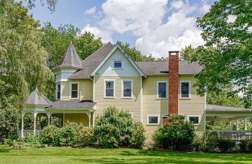 Jeffersonville House | NEW: Resort Estate with Tennis in Bethel