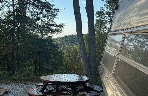 Campton House | NEW! Retro 1970s Camper 24-Mile Ridgetop Views, Stargazing & Private Retreat