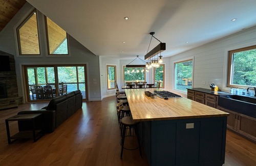 Nantahala Cabin | New Riverfront Retreat – Ultimate Privacy, Stunning Views, & Dog-friendly!