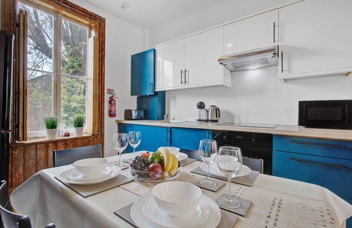 Whitechapel House | New Road | Full Building Hire | for large groups | sleeps 13