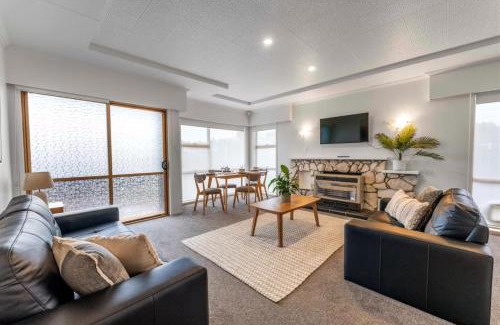 Two Mile Bay House | New Rooms Available Now! - 7 Min Walk to the Lake and Sail Club