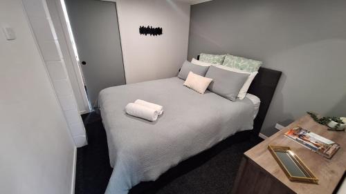 Two Mile Bay House | New Rooms Available Now! - 7 Min Walk to the Lake and Sail Club