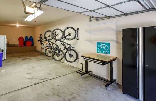 Blue Jay House | New! Rustic & cozy cabin w/pool table, deck, garage, dog friendly!