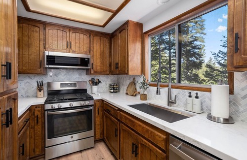 Blue Jay House | New! Rustic & cozy cabin w/pool table, deck, garage, dog friendly!