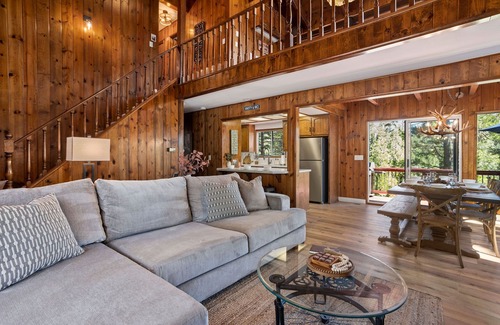 Blue Jay House | New! Rustic & cozy cabin w/pool table, deck, garage, dog friendly!