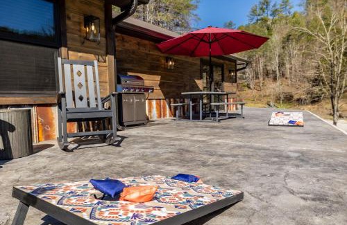 Townsend House | New Rustic Luxe Cabin Billiards Spa Near GSMNP