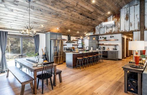 Townsend House | New Rustic Luxe Cabin Billiards Spa Near GSMNP