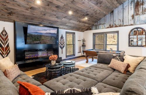 Townsend House | New Rustic Luxe Cabin Billiards Spa Near GSMNP