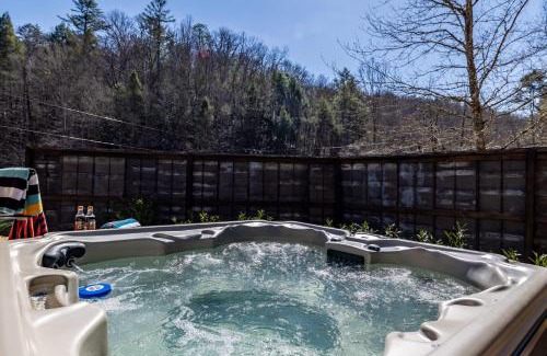 Townsend House | New Rustic Luxe Cabin Billiards Spa Near GSMNP