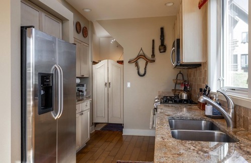 Lost Trails Retreat House | NEW! Saddle Ridge F5 (3-Bedroom Home) with Mountain view