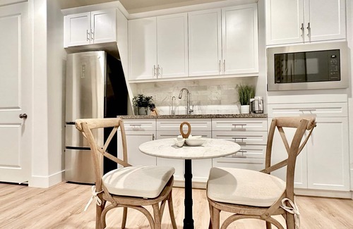 Riverside Villa | New Safe 1 Bedroom Retreat King Bed Washer Wifi in Quiet UpScale Riverside Hills