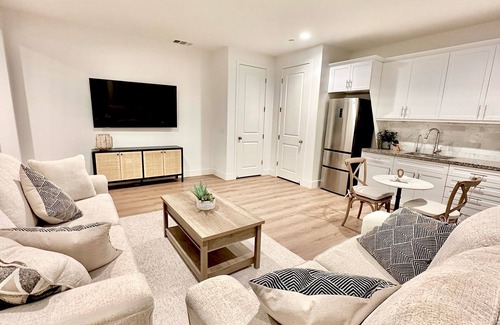 Riverside Villa | New Safe 1 Bedroom Retreat King Bed Washer Wifi in Quiet UpScale Riverside Hills