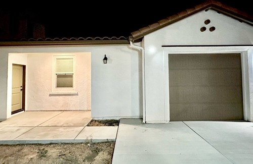 Riverside Villa | New Safe 1 Bedroom Retreat King Bed Washer Wifi in Quiet UpScale Riverside Hills