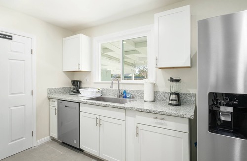 Fresno House | New, Safe, Perfect 3B/2Bth for Bus & Fun