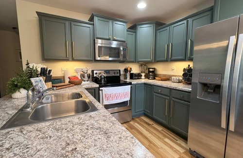 Court House House | New! Salamander Hill Cottage by Buffalo Mtn Getaway