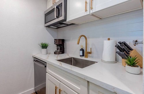 Kihei Condo | New - Saltwater Pool/Pickelball&Tennis/150 Steps to Beach/AC/Hotel Linens