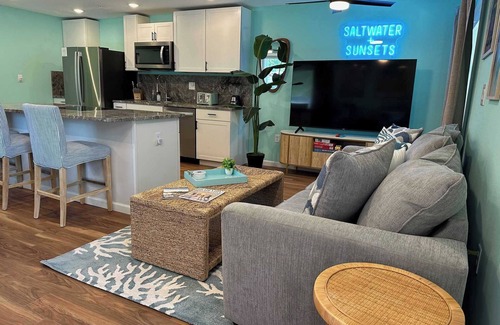 South Bradenton Condo | *NEW* Saltwater + Sunsets - 5bed 2bath Sleeps 10
