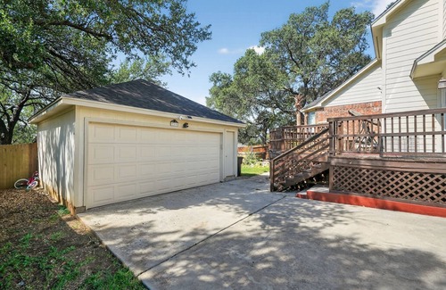 Stone Oak House | NEW! San Antonio Oasis Hot Tub & Pool Access