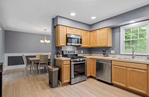 Saratoga Springs House | NEW Saratoga House near SPAC & Track Hot Tub