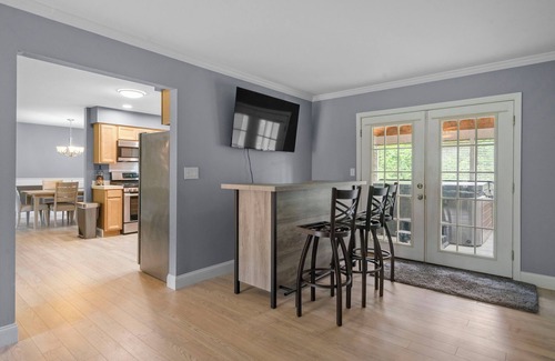 Saratoga Springs House | NEW Saratoga House near SPAC & Track Hot Tub