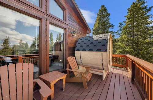 Valley of the Sun Cabin | NEW! Sauna Hot tub 2 King Beds Game Room Near Breck Mtn views