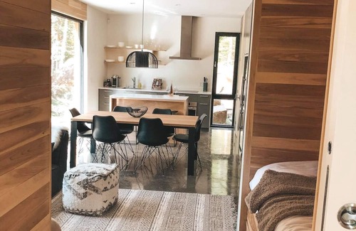 Lac Superieur Village Cottage | NEW- Scandinavian lodge with lake view