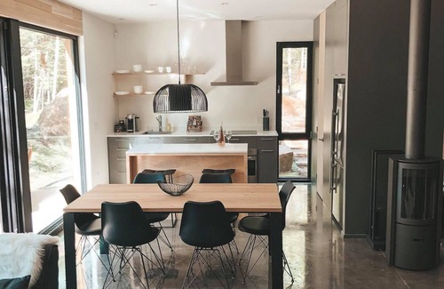 Lac Superieur Village Cottage | NEW- Scandinavian lodge with lake view