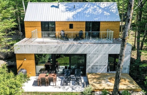 Lac Superieur Village Cottage | NEW- Scandinavian lodge with lake view
