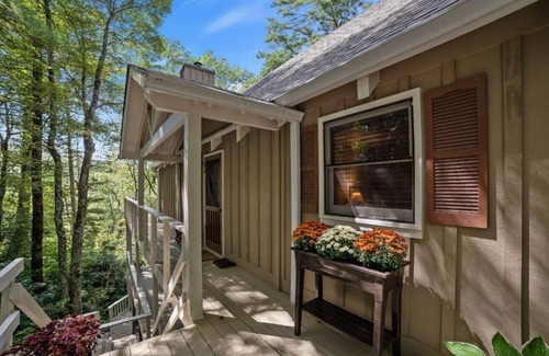 Highlands Hills House | New Secluded Mountain Cottage- close to DT, Apple Lake, Hiking, ETC