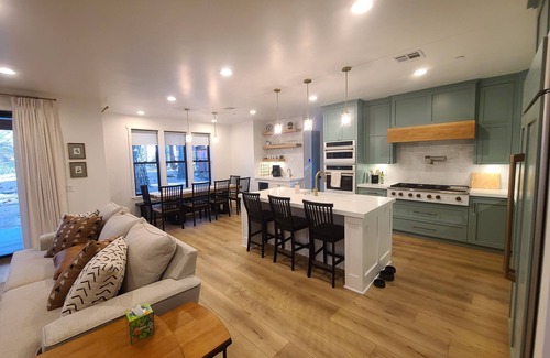 The Village House | New Serene 5-bedroom house in Big Bear Lake Chef's Kitchen BBQ Arcade Clean