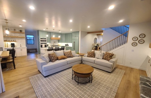 The Village House | New Serene 5-bedroom house in Big Bear Lake Chef's Kitchen BBQ Arcade Clean