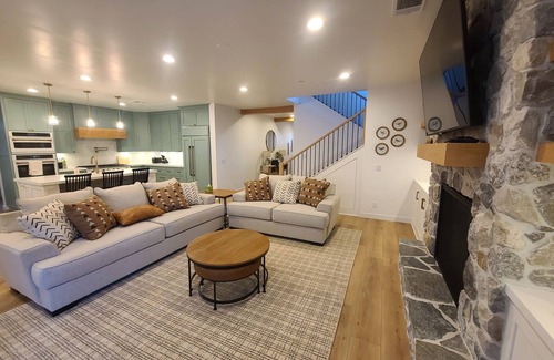 The Village House | New Serene 5-bedroom house in Big Bear Lake Chef's Kitchen BBQ Arcade Clean