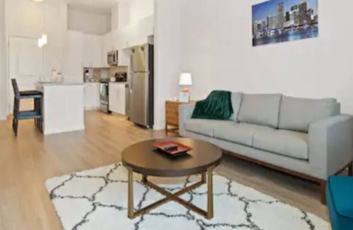 Downtown Baltimore Apartment | New serene 5 min UMMC High ceilings We Love pets
