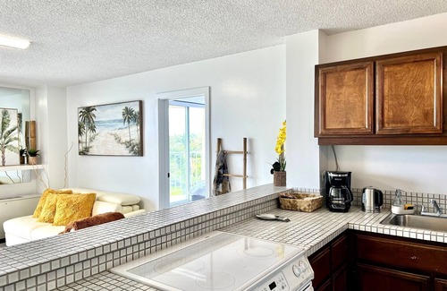 Hilo Condo | NEW! Serene end-unit condo with VIEWS - lagoons, gardens, ocean