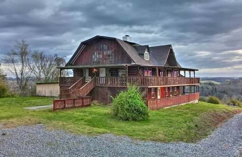 Sevierville Cabin | NEW! Sevierville Countryside Getaway w/ 2 Decks!