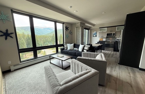 Winter Park Condo | New Ski-in/out VIEWS Garage Parking Hot Tub