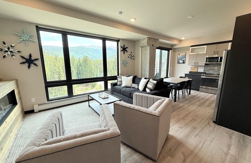 Winter Park Condo | New Ski-in/out VIEWS Garage Parking Hot Tub