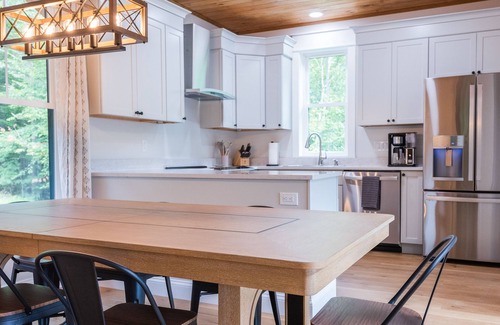 Central Vermont- Killington Cabin | New Skye Ridge Lodge: 3 Bd, Hot Tub, Fireplace and AC!