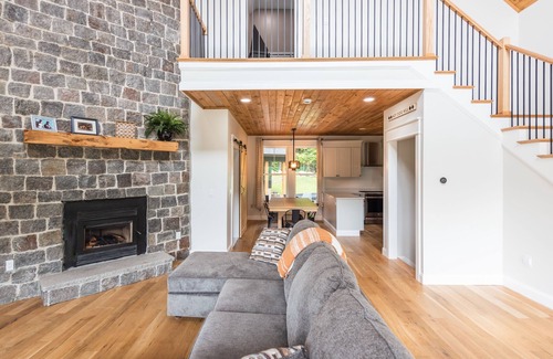 Central Vermont- Killington Cabin | New Skye Ridge Lodge: 3 Bd, Hot Tub, Fireplace and AC!
