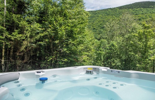 Central Vermont- Killington Cabin | New Skye Ridge Lodge: 3 Bd, Hot Tub, Fireplace and AC!