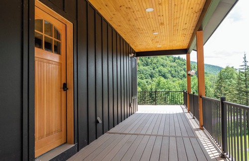 Central Vermont- Killington Cabin | New Skye Ridge Lodge: 3 Bd, Hot Tub, Fireplace and AC!