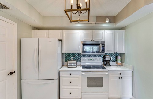 New Smyrna Beach Condo | New Smyrna Beach Condo w/Balcony & Ocean Walk