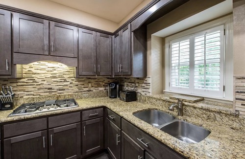 Norcross House | NEW Southern Charm ATL 4 Bdr/3 Bath Executive Home