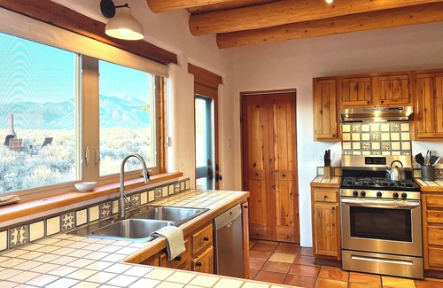 Taos House | NEW Southwest Style, Hot Tub, 10 min to Plaza, 20 min to Ski Valley
