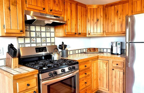 Taos House | NEW Southwest Style, Hot Tub, 10 min to Plaza, 20 min to Ski Valley