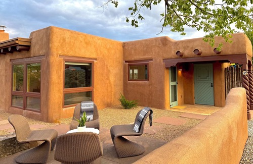 Taos House | NEW Southwest Style, Hot Tub, 10 min to Plaza, 20 min to Ski Valley